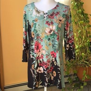 NWOT - Tunic top with 3/4th sleeves - sleek-chic